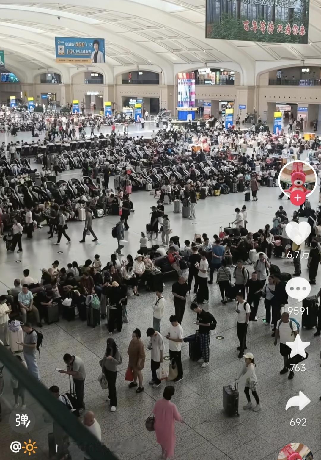 不少旅客吐槽中国的一些高铁站候车厅里面有大量的扫码收费按摩座椅，这些按摩座椅占据