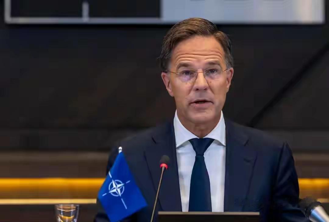 北约秘书长吕特在柏林一边猛夸特朗普是破解对俄僵局的“天选之人”，之前还把对方比作