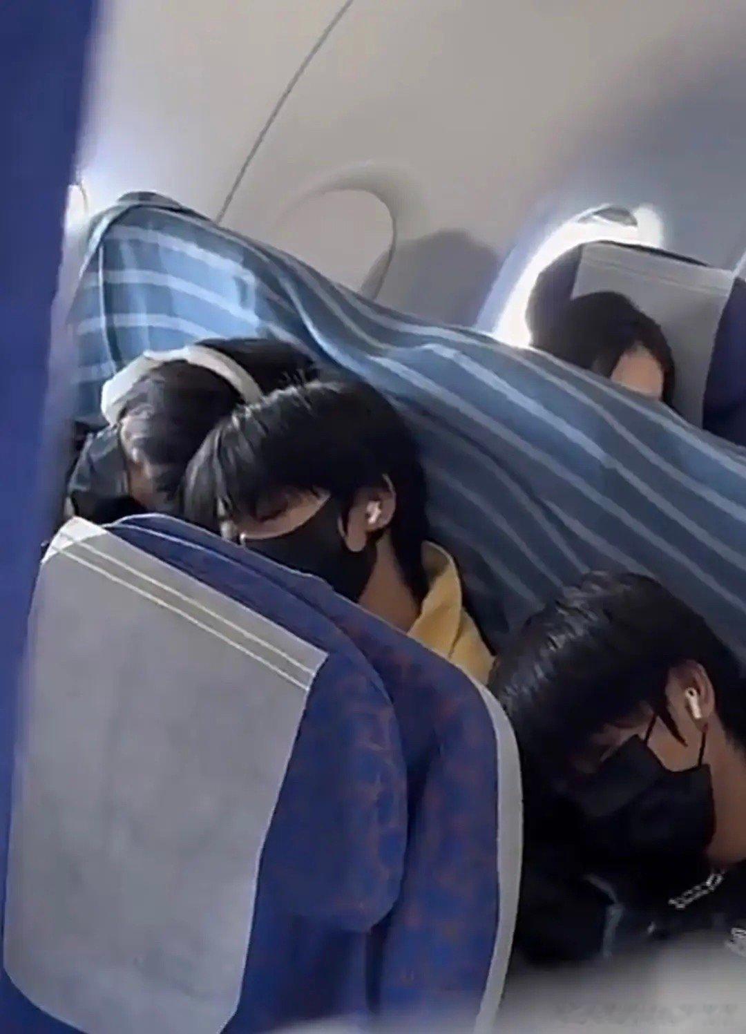 tg 三个人一觉下来一个落枕一个高低肩 