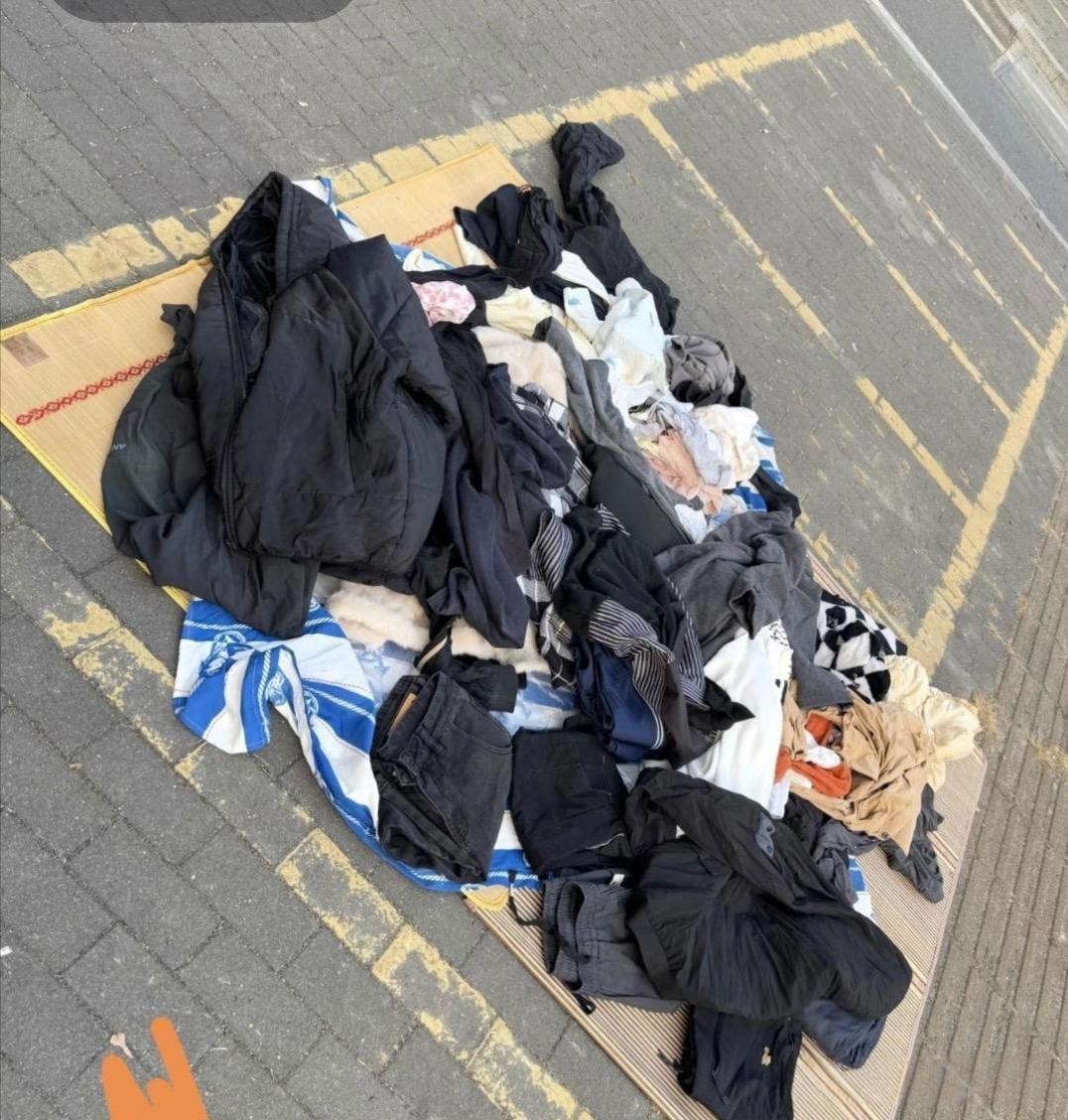 地上怎么扔这么多衣服