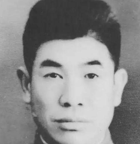 国军军长重伤被俘，蒋介石派飞机救他，结果飞机出岔子，他最后钻粪坑跑了
一个堂堂的