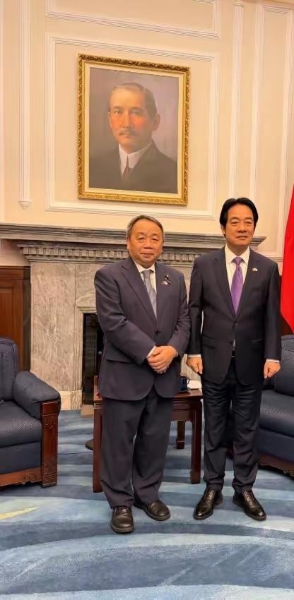 看到这张照片
有一种说不出来的感觉
最边是日本政客
右边是现任台湾领导人赖清德