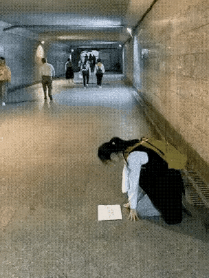 以这样的方式来乞讨，也可以说这不叫乞讨，这就是骗取别人的同情，久而久之，肯定就露