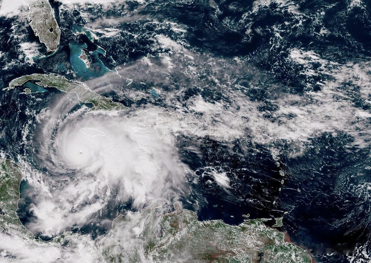 “飓风猎人”驾驶气象侦察机飞向飓风“梅莉萨”时遭遇强对流，飞机剧烈颠簸，大量物品