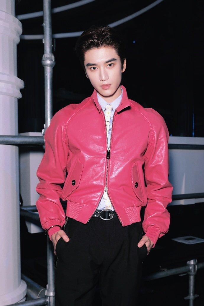 张康乐G社生图状态张康乐粉皮衣背头拽感 张康乐G社生图状态，谁懂粉皮衣+背头，看