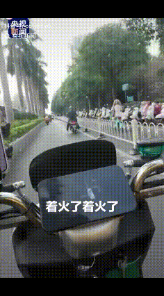 “外卖小哥火到央视了！”广西南宁，一名外卖小哥在送单的路上，看见前方行驶的电动车