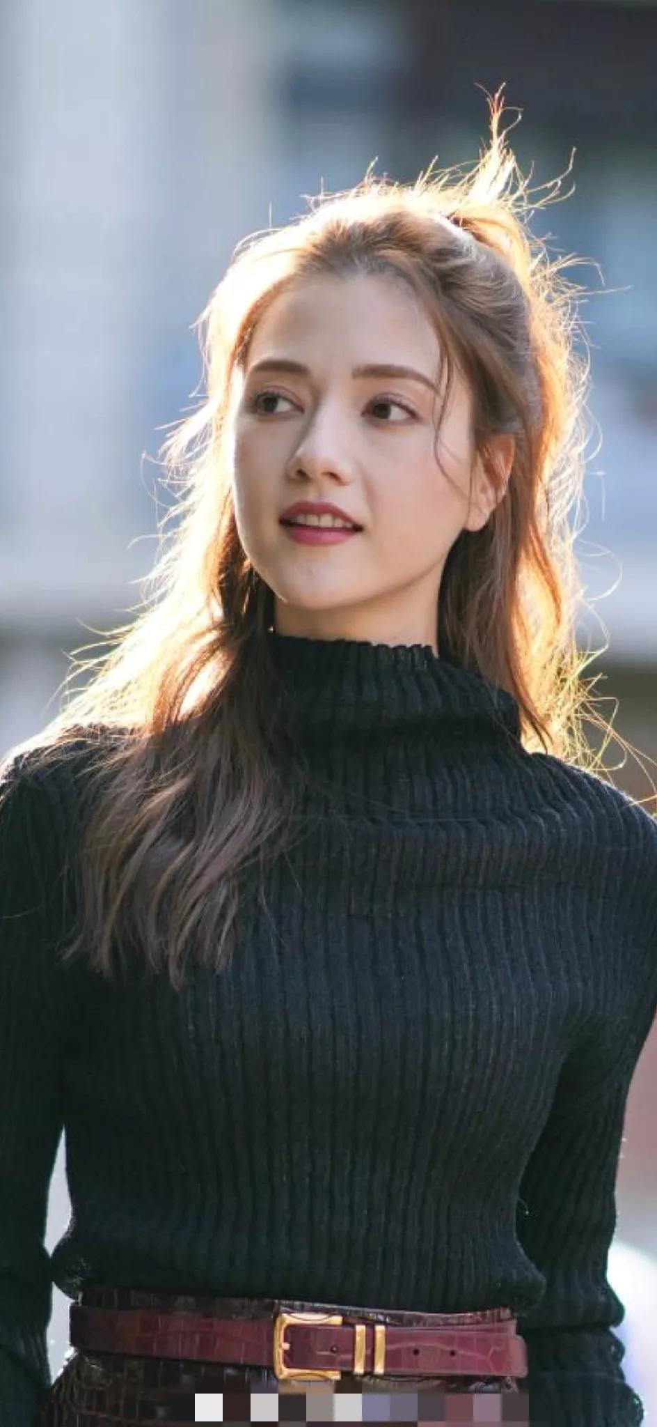 自《封神榜》过后，娜然很久没有出现在公众面前，近日，娜然以一身清凉装出现，镜头拉