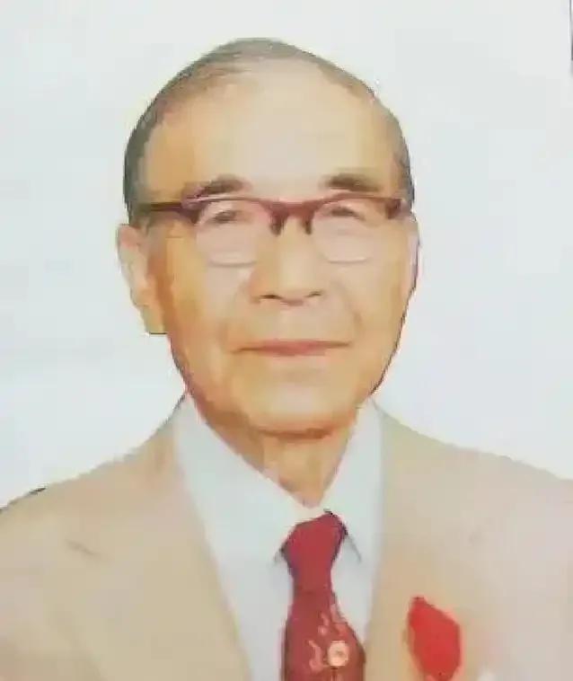 85岁的邝安堃喝迷糊了，把家里23岁的小保姆当成了自己老婆，抱着说：“我好想你。