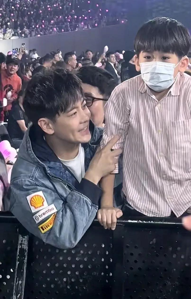 林志颖也去了周杰伦的演唱会，还带着九岁的儿子。林志颖这身穿搭显得好年轻，少年感满