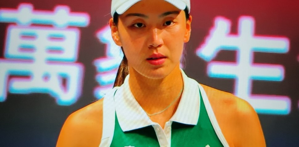 在深圳举办的首届世界网球洲际对抗赛第二天的女单比赛，世界队的王欣瑜对阵欧洲队斯瓦