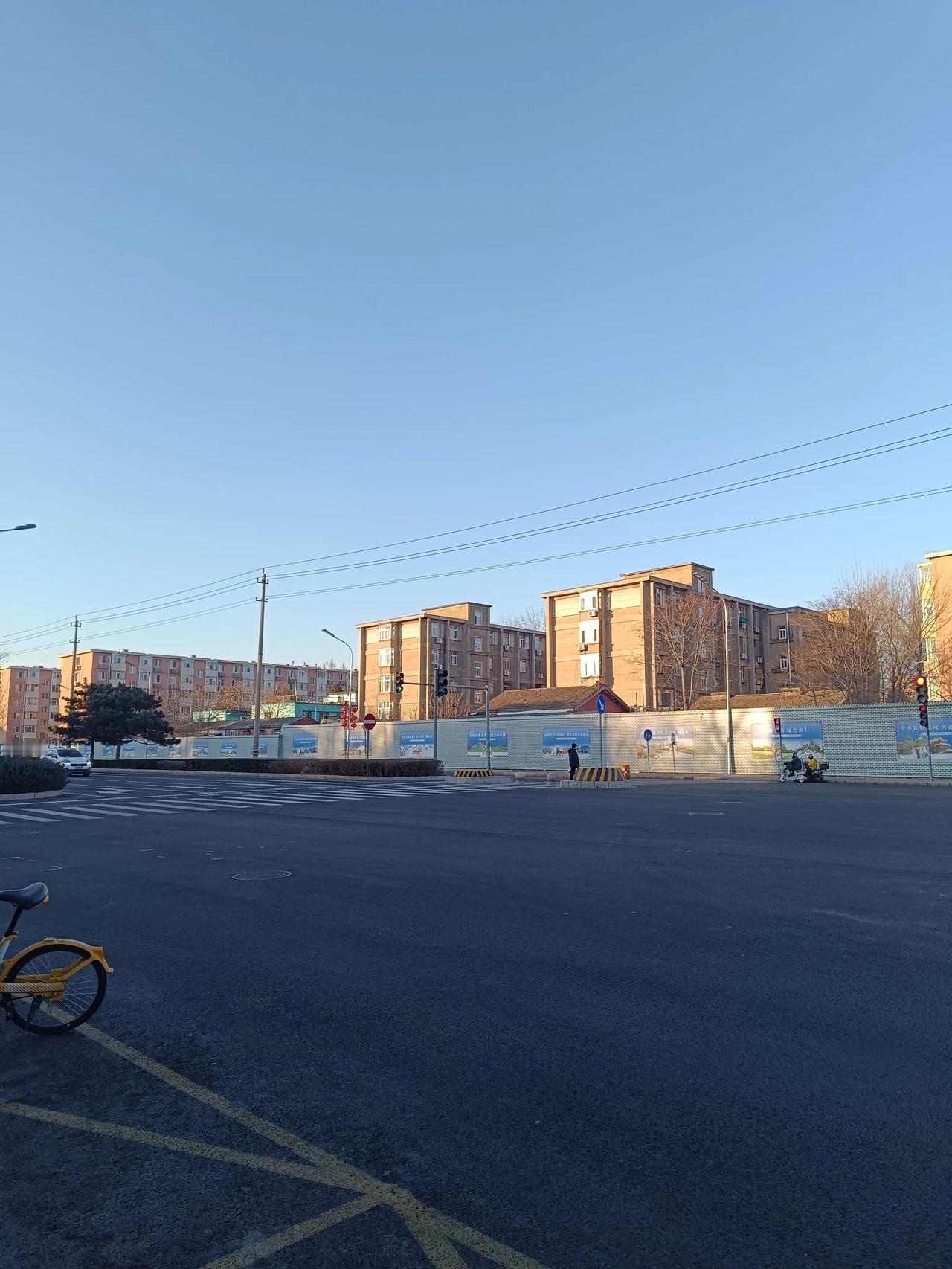 农村打工人的未来在哪里呢？回不去的家乡，城市又没有栖身之地，一个月四五千块钱，除