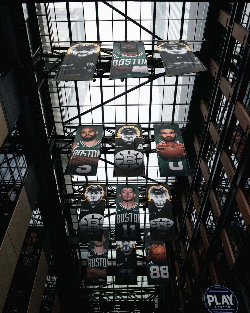 篮天下 波士顿的街头，一起迎接季后赛的到来💚Images via Celtic