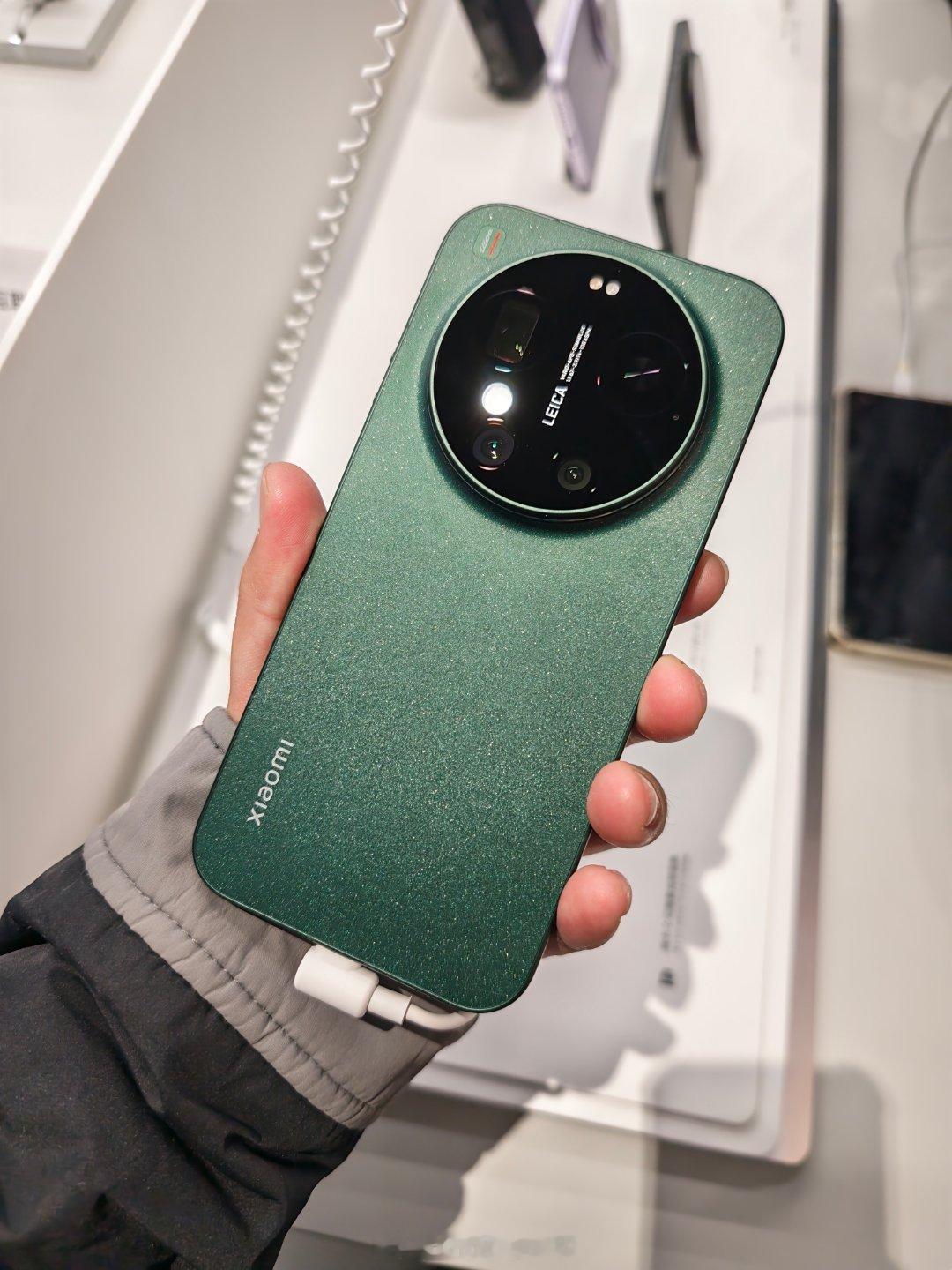 上手小米17 Ultra的第一感觉是居然有点像iPhone17 Pro Max，