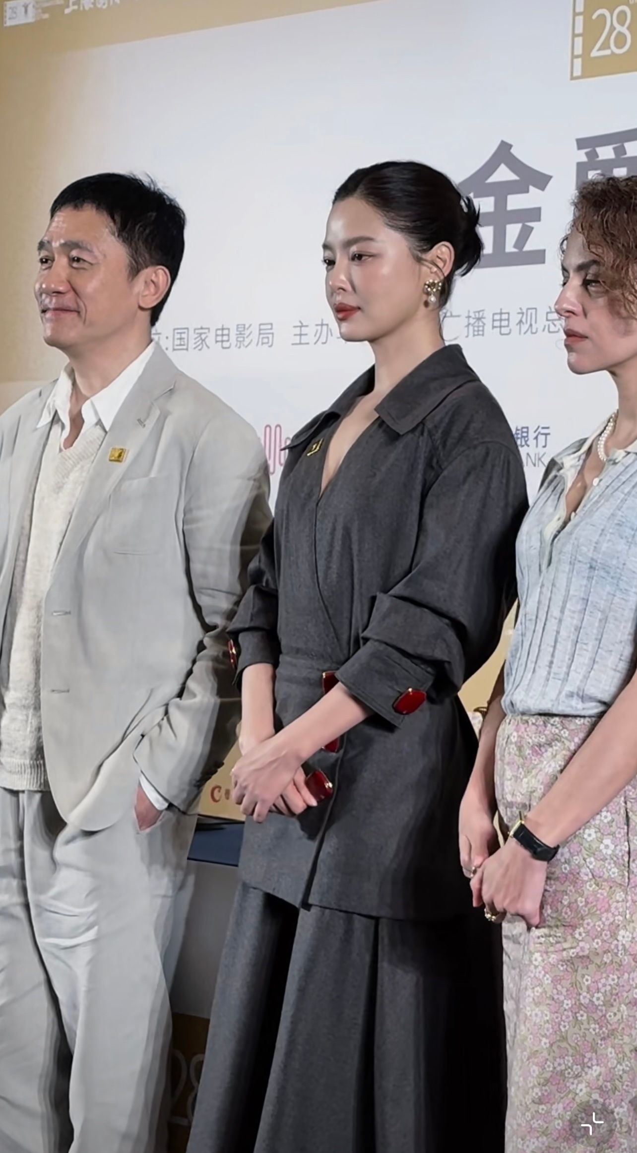 好像是白了 