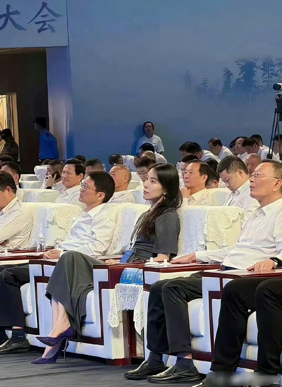 不得不说蔚来老板娘确实漂亮，我一个女都要看多两眼
