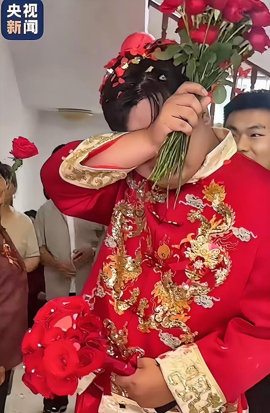 门开着，新郎没被拦，

丈母娘递来新衣服。

那天接亲，没堵门，没要红包，

连