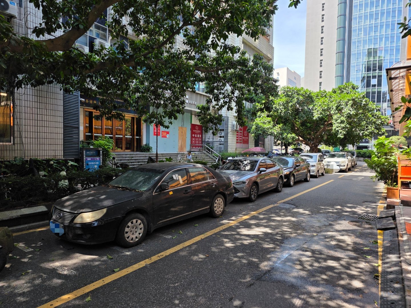这种级别的乱停乱放[裂开]我们刚进来还以为单向行驶呢[捂嘴哭] ​​​