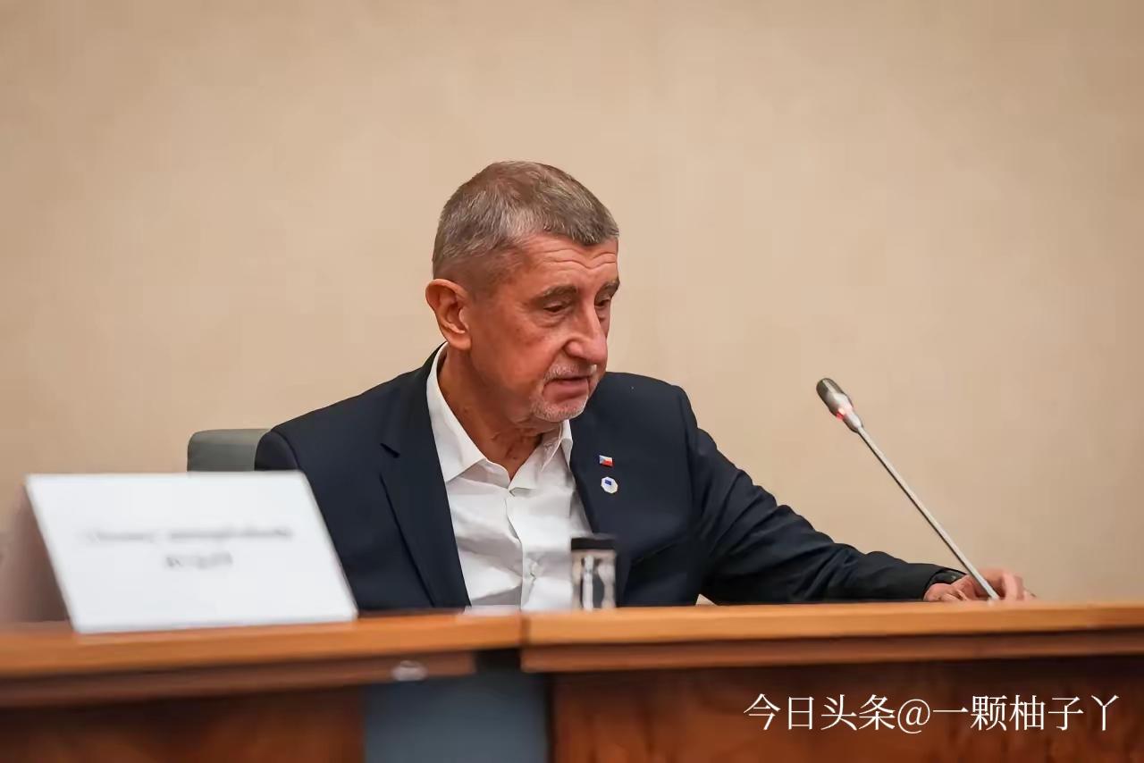 捷克总理巴比什火力拉满，一天连放两大话，主打一个心直口快！做客电台时他直接爆料，