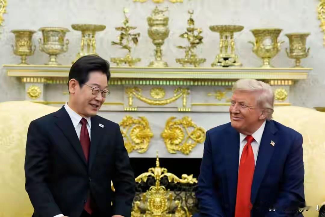 李在明见中国时的笑与见特朗普时的笑是不同，真心的笑与虚情假意的笑能看出来。

韩