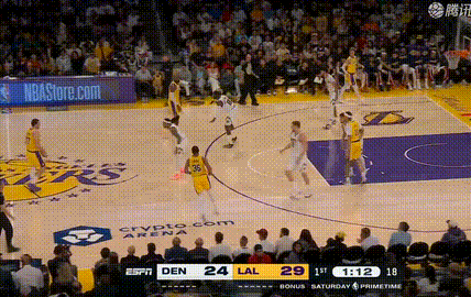 今天策略明确，约基奇防谁东契奇就拉出来挡拆，不断消耗他掘金vs湖人