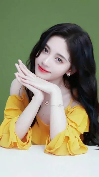 鞠婧祎是一位中国内地的女演员，她的演技和外貌都备受认可。以下是她的个人背景和演艺