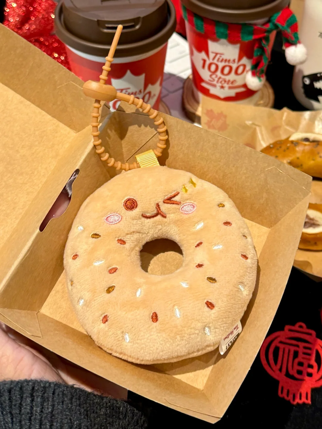 Tims早餐送的毛绒贝果….是谁爱上了！！！