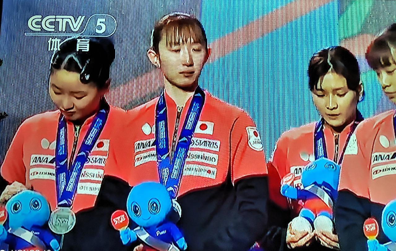 世乒赛领奖台上四国女运动员的不同表情：国乒女队春风得意，日本队黯然神伤，罗马尼亚