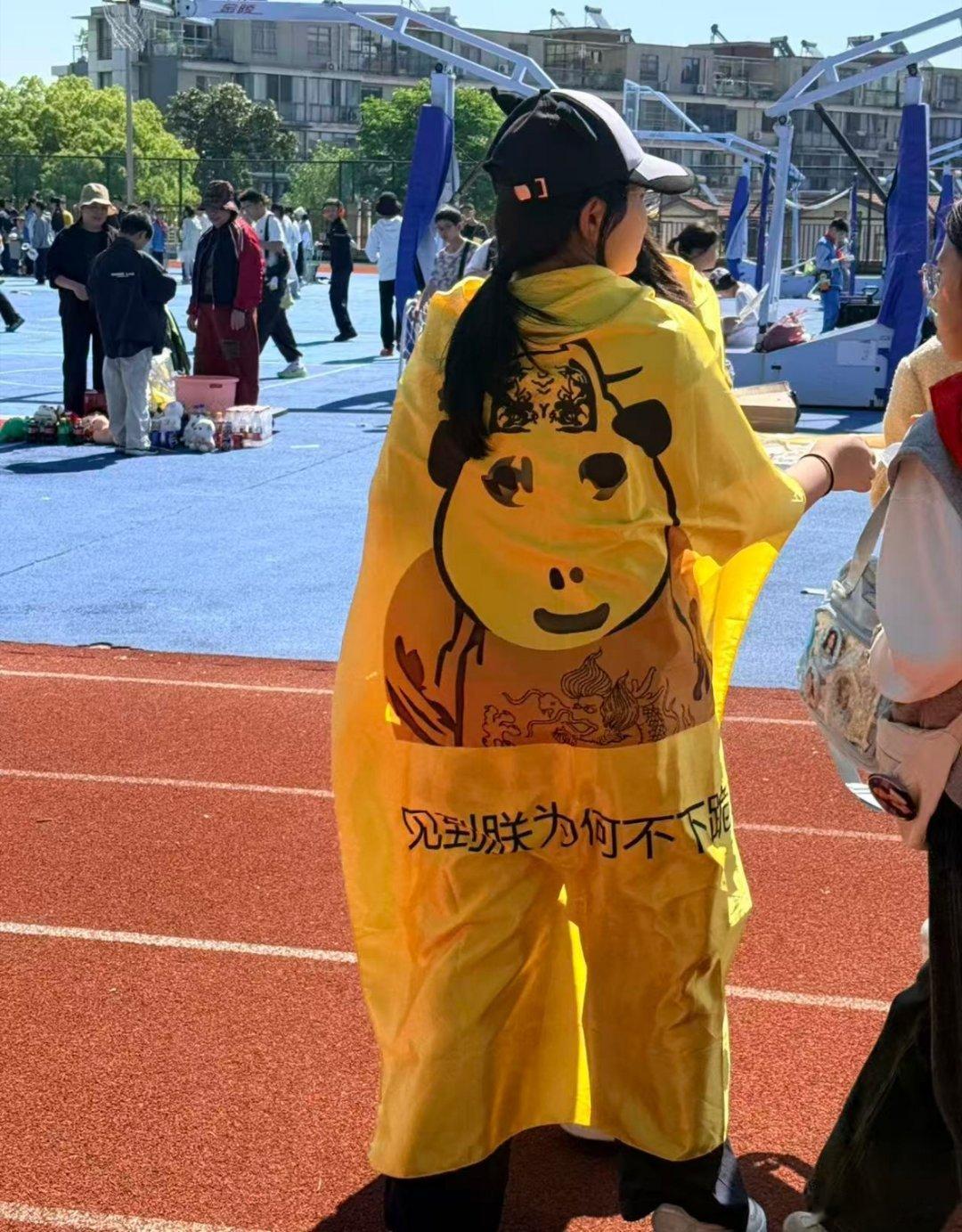 孩子们的义卖节，是童真与善意的双向奔赴。孩子们化身小小摊主，亲手售卖闲置好物，在