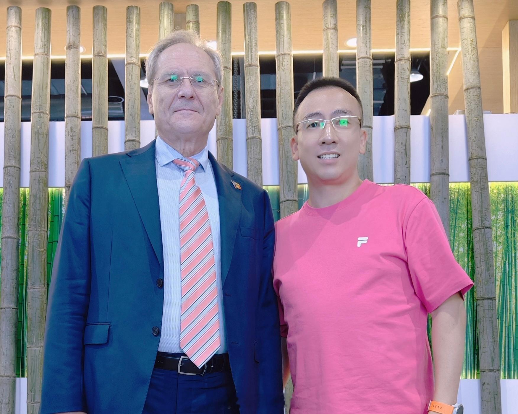 这一年遇见的各国外交官还有中外友人，朋友。从中不仅了解到了各国的文化，世界历史，