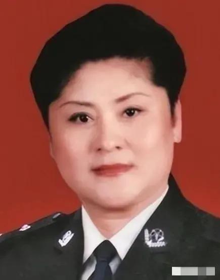 1988年，郑州一漂亮女子被两名壮汉强行塞进出租车内。趁车子急刹时的惯性，女子猛