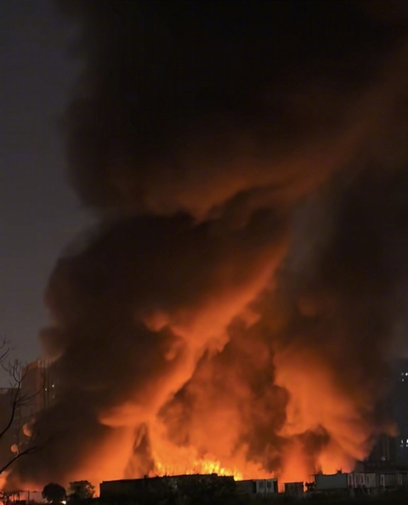 【广州番禺樟边村凌晨起火，现场无伤亡！主要燃烧物含塑料纸皮】4月21日，南都N视