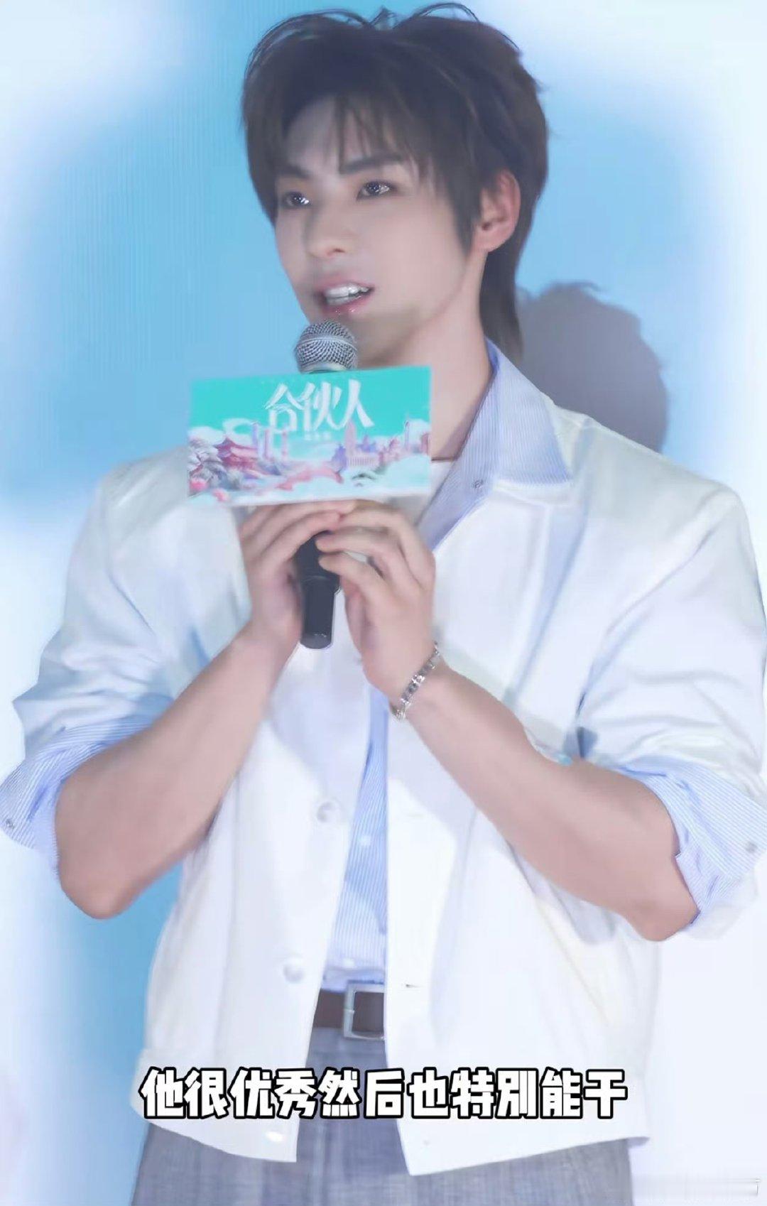 颜安都主动推荐鹭卓当装修总监，可见二哥的业务能力有多让人信服鹭卓被颜安推荐当装修