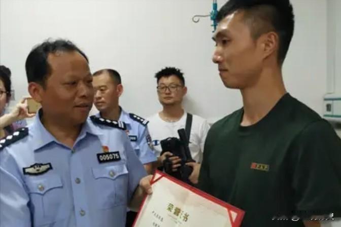 2019年，退伍军人尹文杰在抓捕小偷的过程中，发现小偷的面容与自己昔日战友有些相