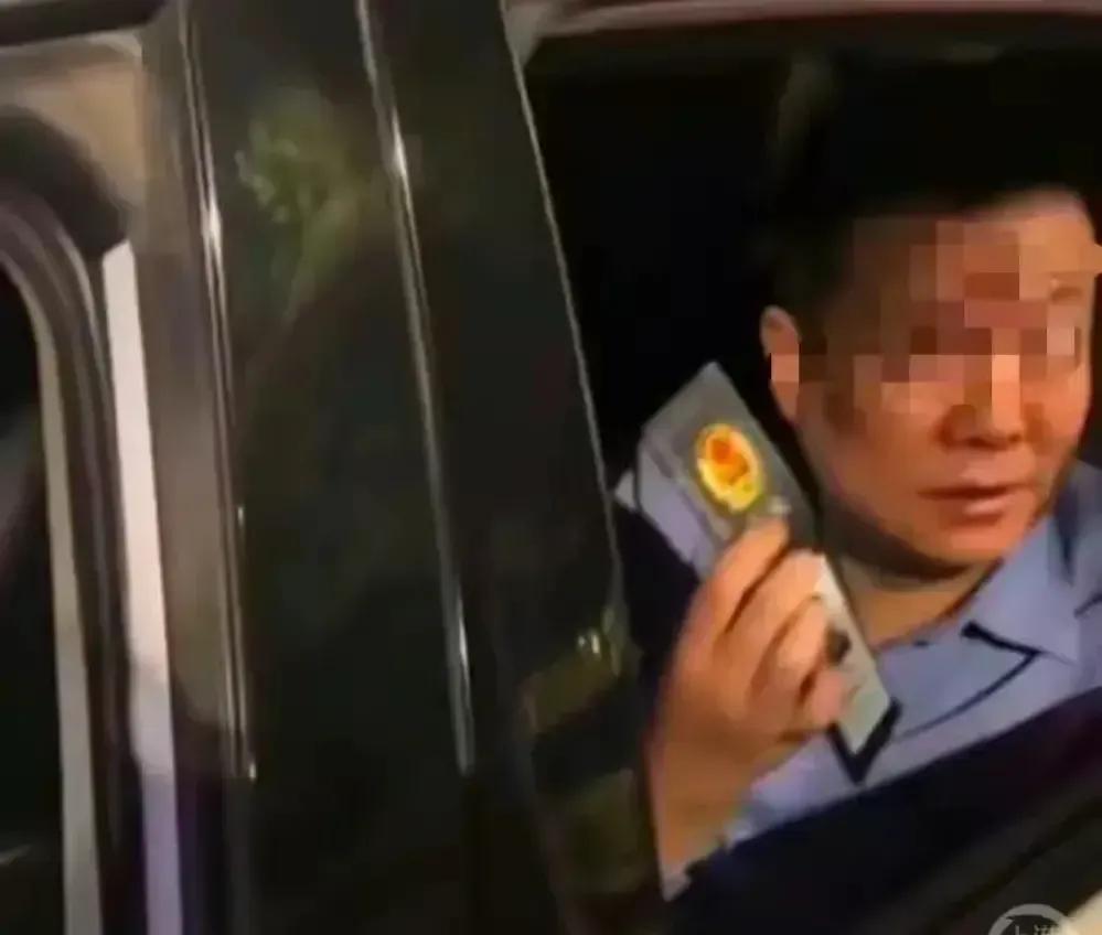 听闻亮证警察被辞，心中难免有一点遗憾。

一个曾多次荣获“先进个人”称号的民警，