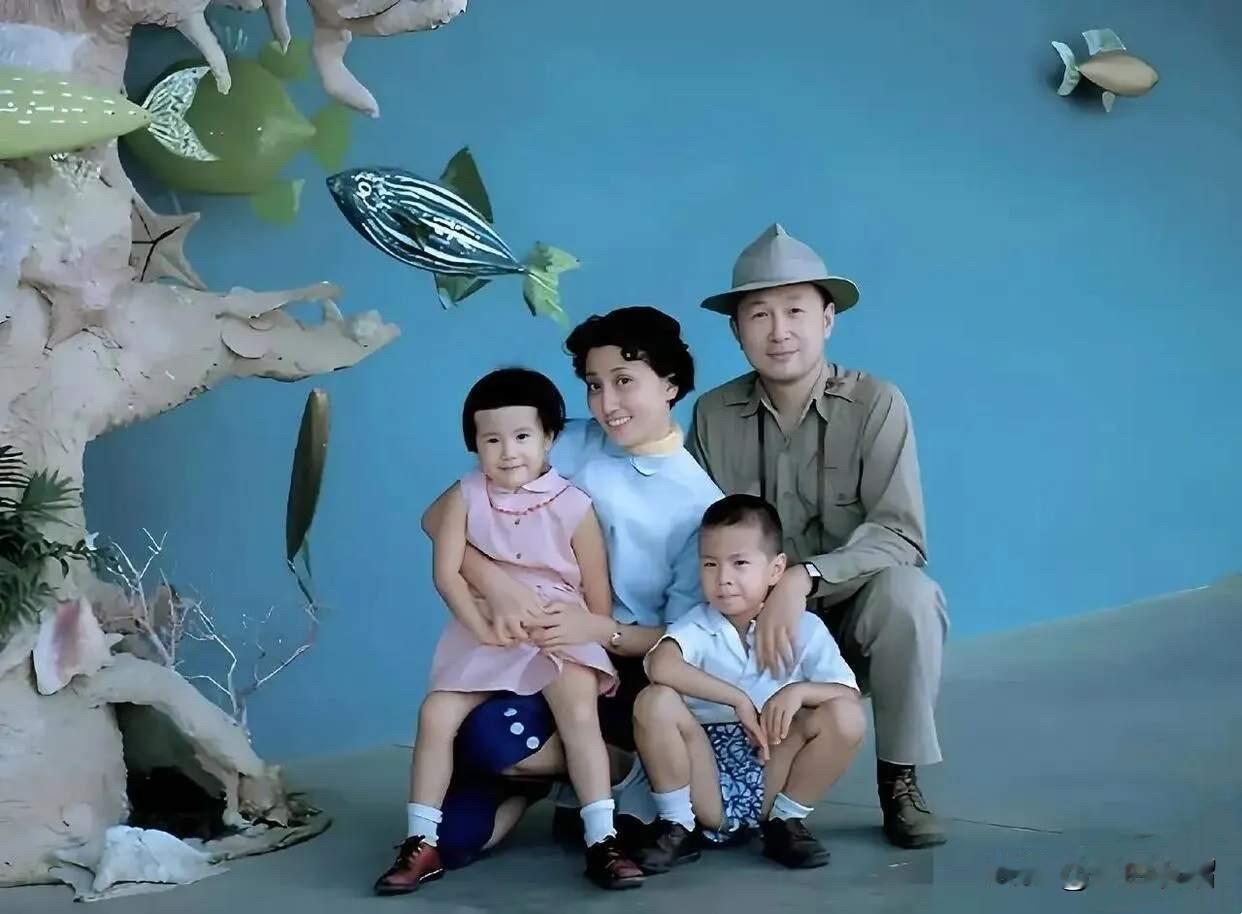 钱学森一家的全家福，实属难得一见！
         镜头里的钱学森戴着浅灰色的