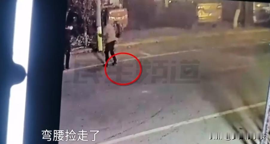 12月3日，河南开封，男子一家出门散步，回家时发现儿媳的手机不见了，原路返回后，