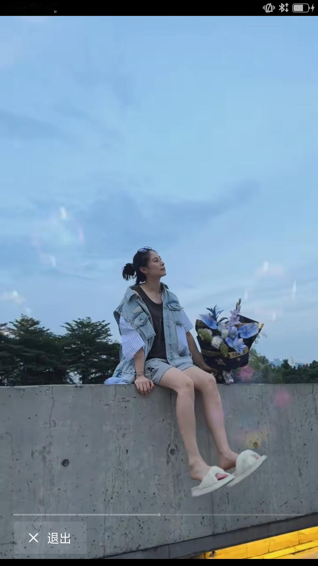 【随着赛季夺冠，女篮名将王思雨可谓心情大好。旅游，打卡拍照成为时尚，一身随意穿搭