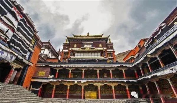 在扎什伦布寺，出汉佛堂向右是释迦牟尼佛殿、格鲁派创始人宗喀巴佛殿、“三世佛”殿（
