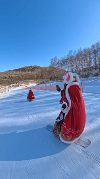 全国雪场冬奥整活儿大赏7岁小孩姐汉服滑雪应援冬奥 冰雪遇上汉服也太惊艳了！小小年