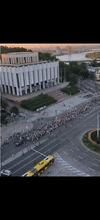 乌克兰的内讧仍然持续。数千名基辅市民在市中心举行抗议活动，主要要诉求是让费多罗夫