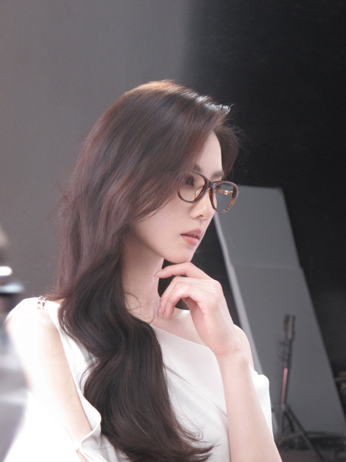 刘诗诗眼镜高质感 刘诗诗高智姐感眼镜造型，把书卷气和职场精英气结合的恰到好处，流