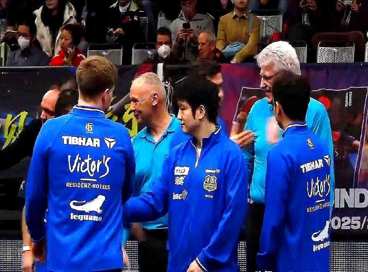 樊振东连输两场，队友却在场边举起他的童年丑照。
 
刚2:3被19岁小将温瑞博逆