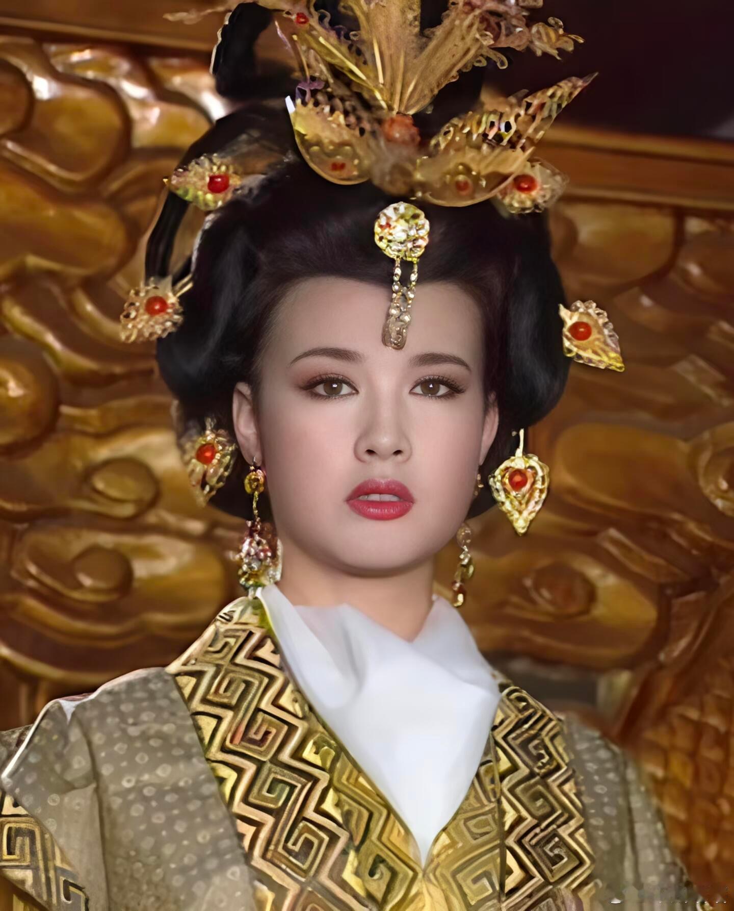 刘晓庆的长相一直都很权威吧？灵动又英气的👀，别说生活中了，现在内娱都很少见吧 