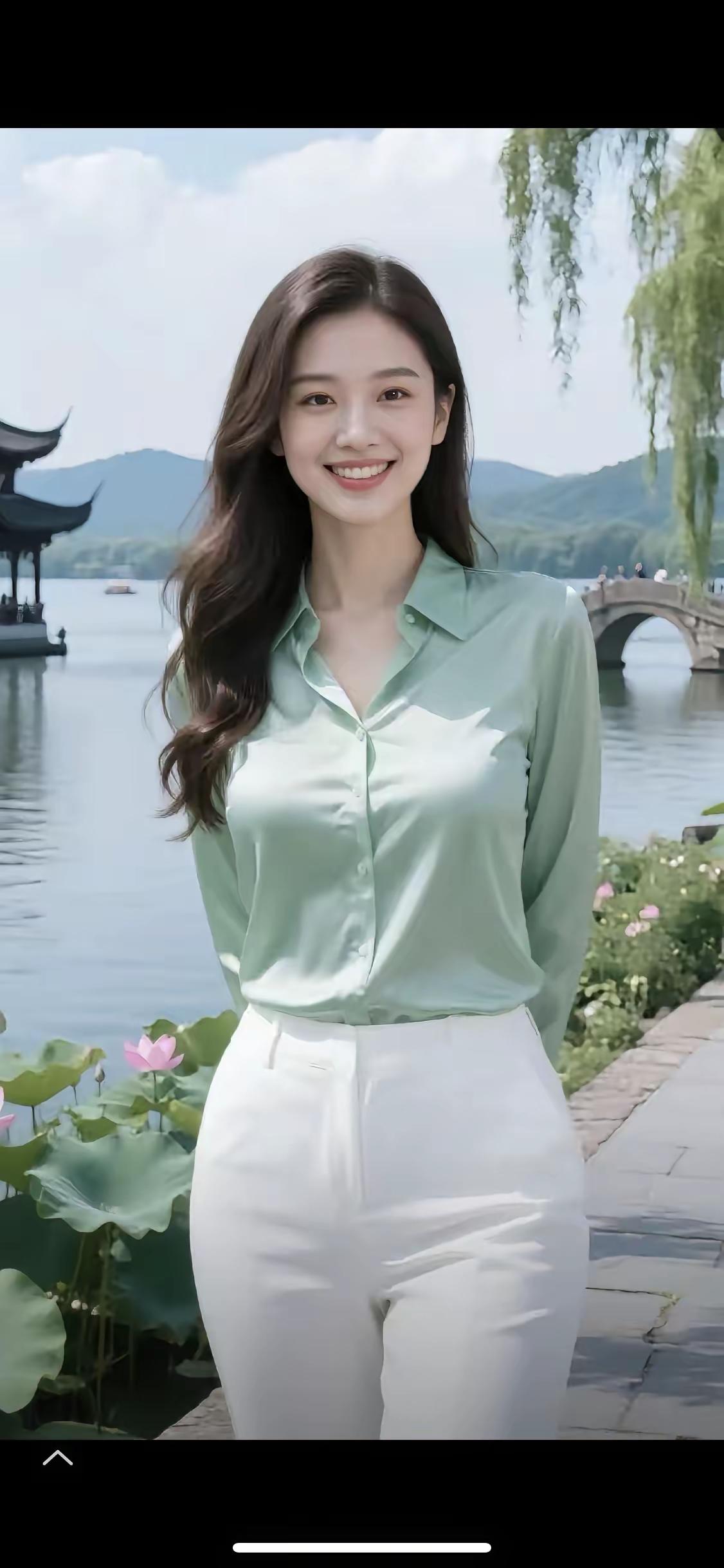 在西湖边，穿绿色衬衫，享受美好时光