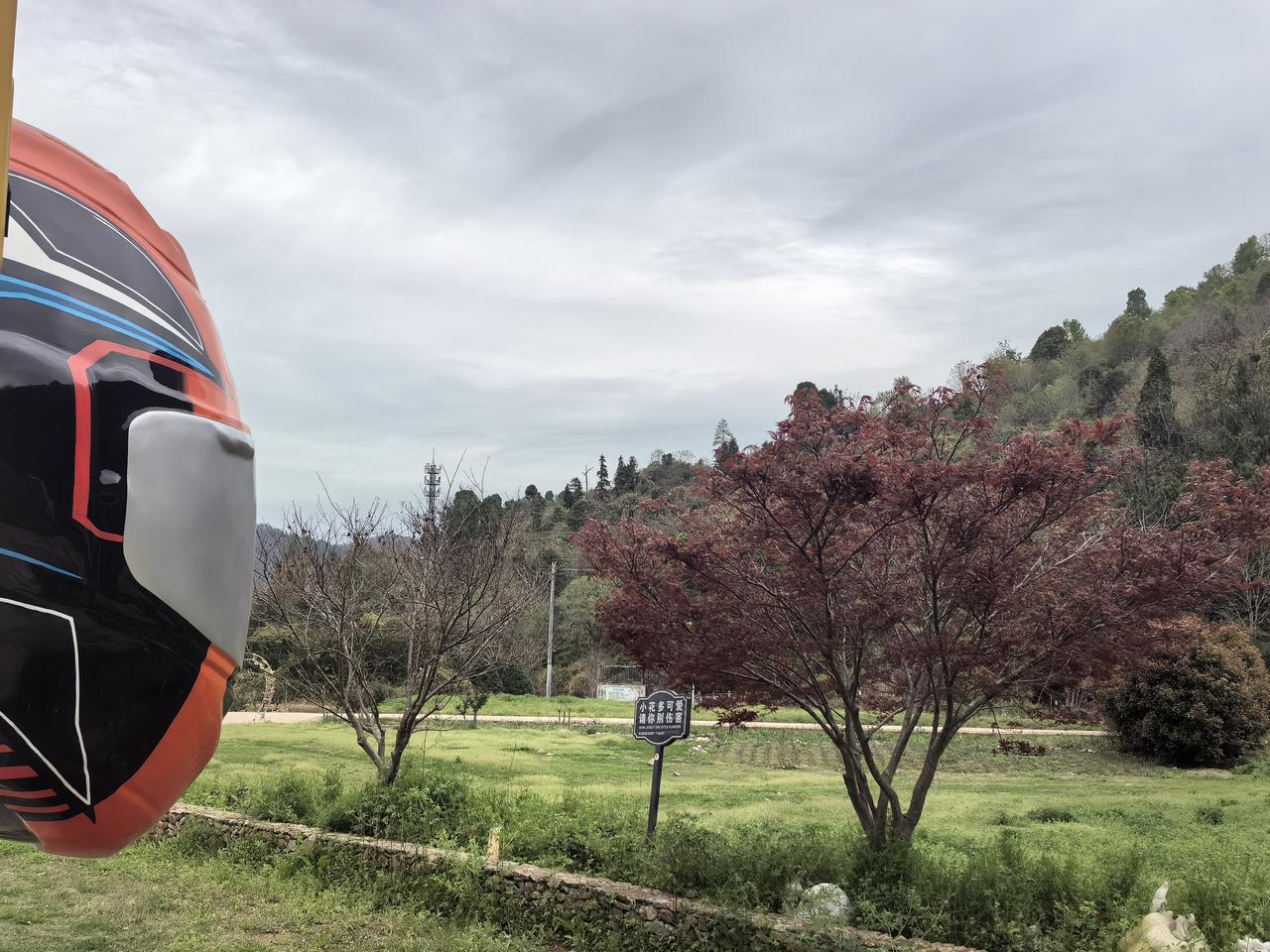 【热评】要用看热闹的心态对待彩票中奖新闻
穿厂服男子买彩票中6715万

近日，