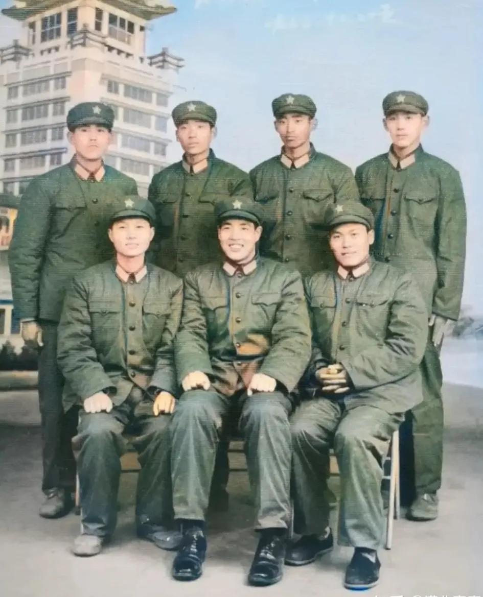 八十年代末，7名英气勃发战士聚集在照相馆留下了一张珍贵的合影。

当时我军的官兵