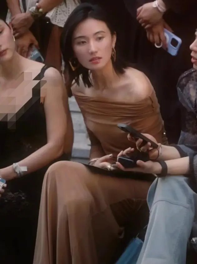 李亚鹏老婆上海看秀！穿一字肩长裙坐首排很瘦，175腰臀比似超模，李亚鹏做生意的眼