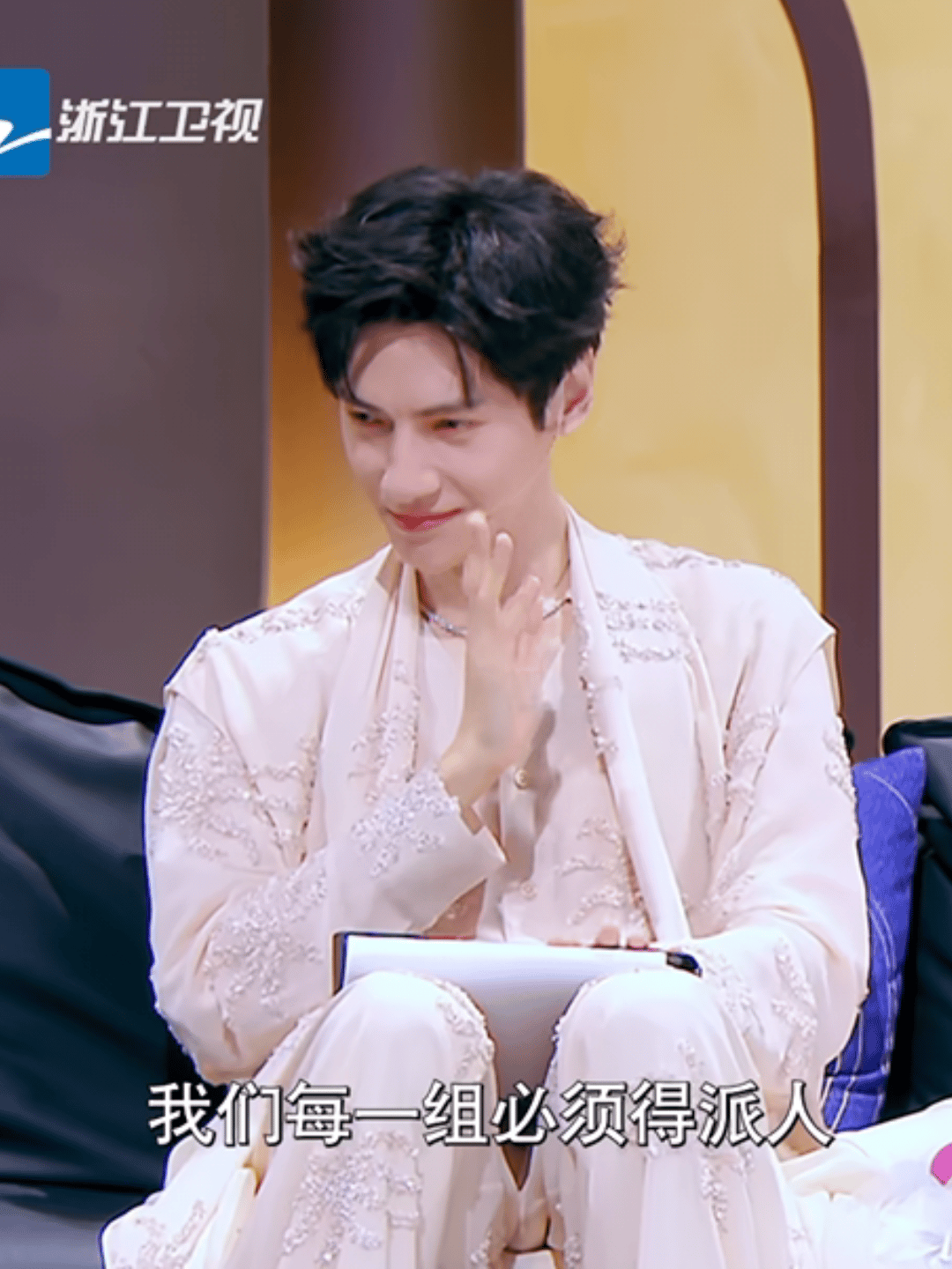 现场还有请嘉宾上台学舞蹈的环节呢？这边罗云熙婉拒了hahaha 
