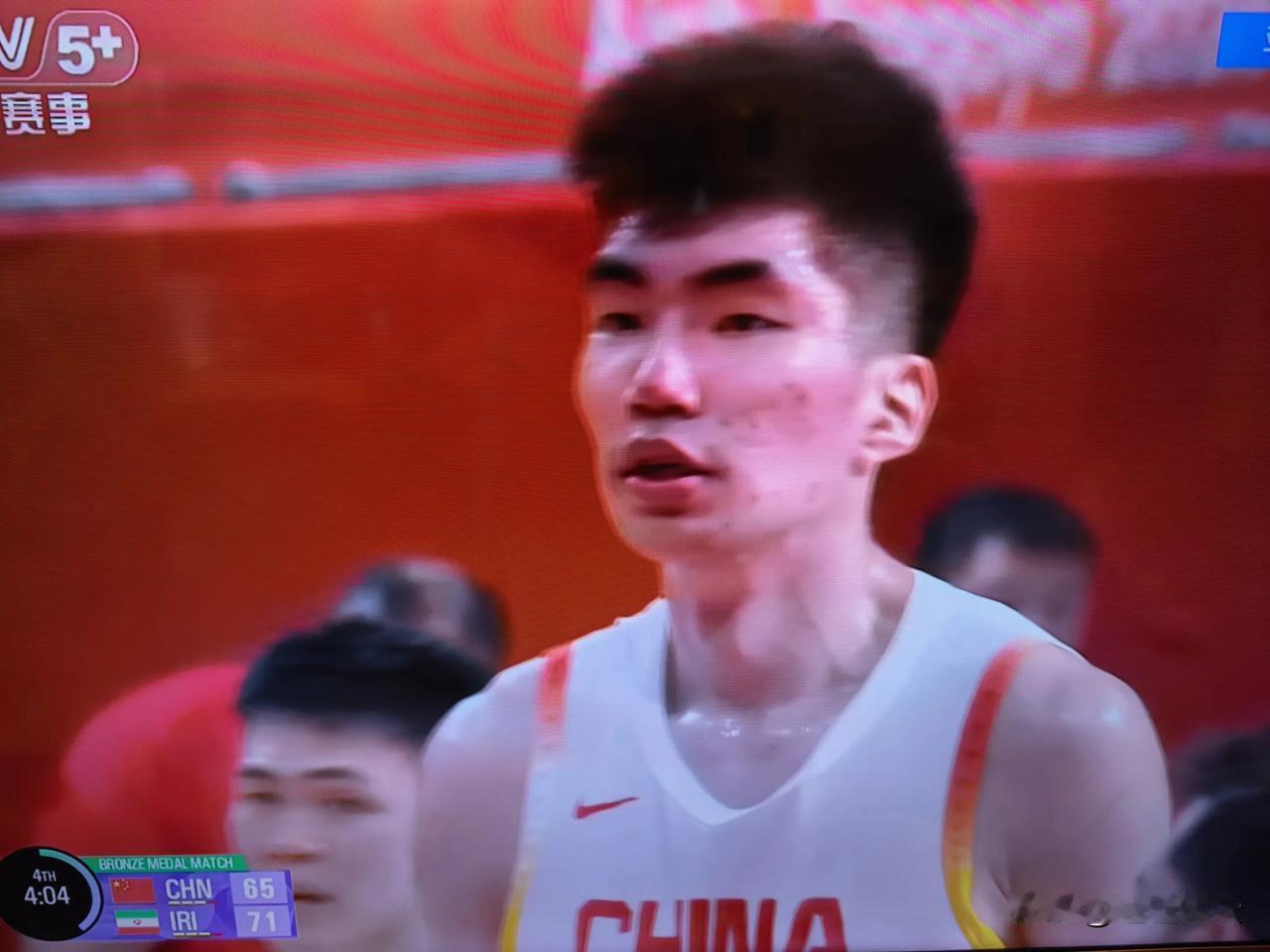 现场发生了什么，让伊朗男篮如此高兴？亚运会男子篮球铜牌赛在我男篮和伊朗男篮之间展