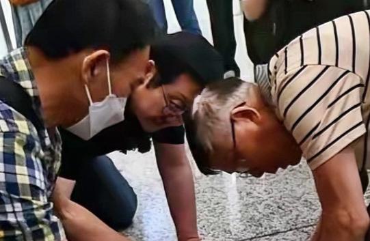 郑州高铁站，一抱着书包男子走着走着，突然跪在地上，朝着书包磕了两个头，大家以为他
